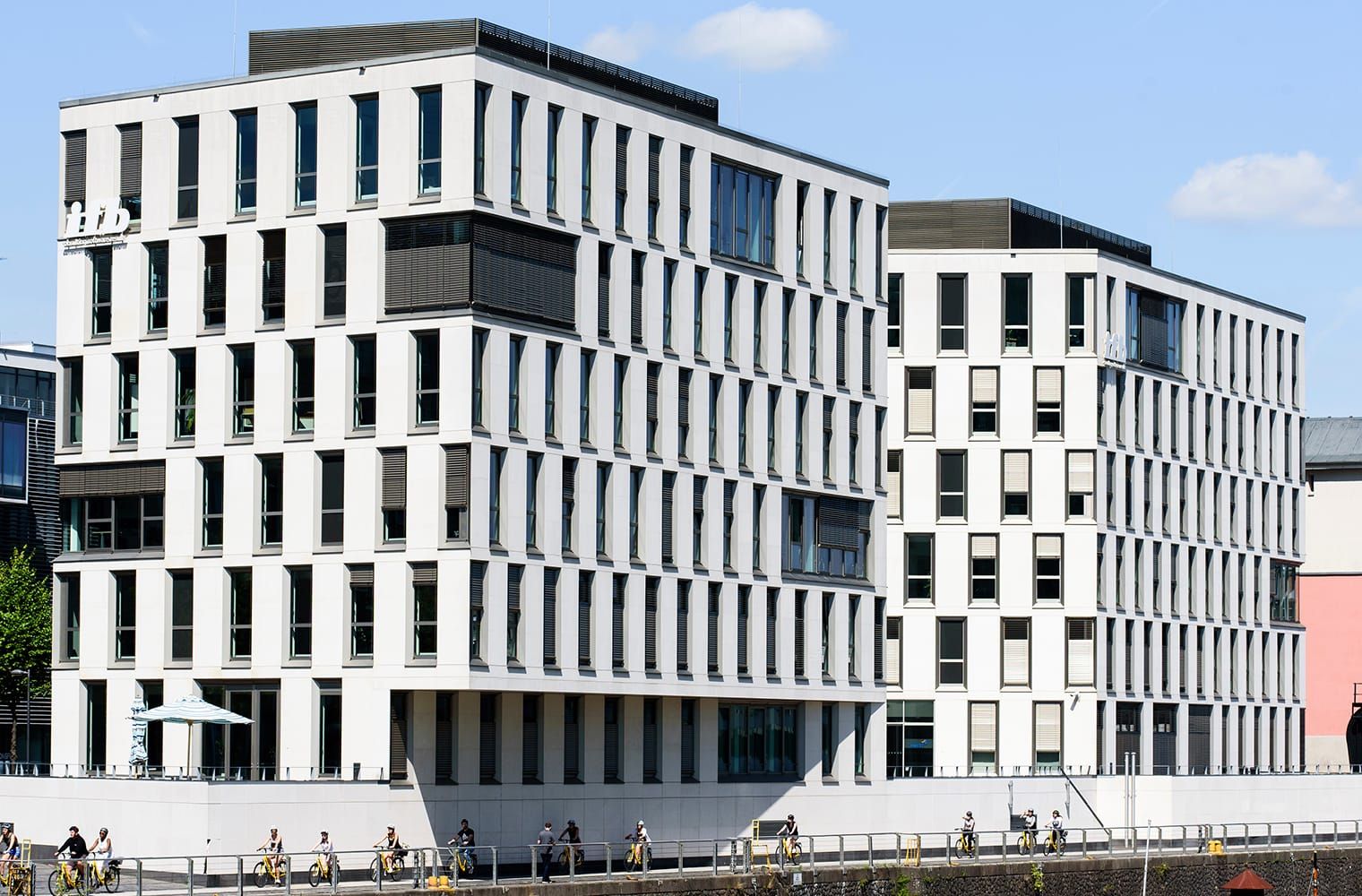 Das moderne Gebäude-Ensemble Pier 15 liegt in unmittelbarer Nähe von Yachthafen und Kunsthaus Rhenania.