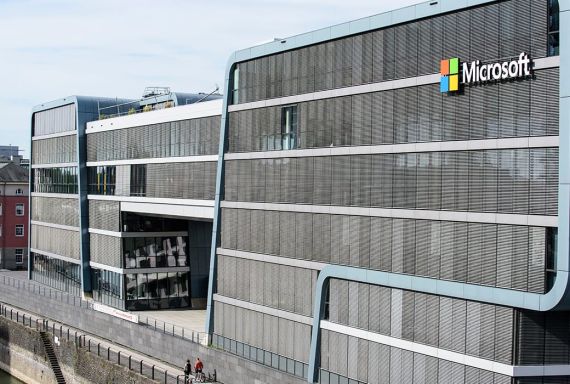 Blick auf das futuristische Solitärgebäude am Kölner Yachthafen mit Sitz der NRW-Geschäftsstelle von Microsoft Deutschland.