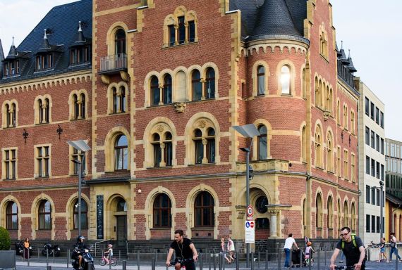 Das Hafenamt hat eine zweifarbig gestaltete Backsteinfassade und die Rundbögen der Fenster erinnern an die Romanik