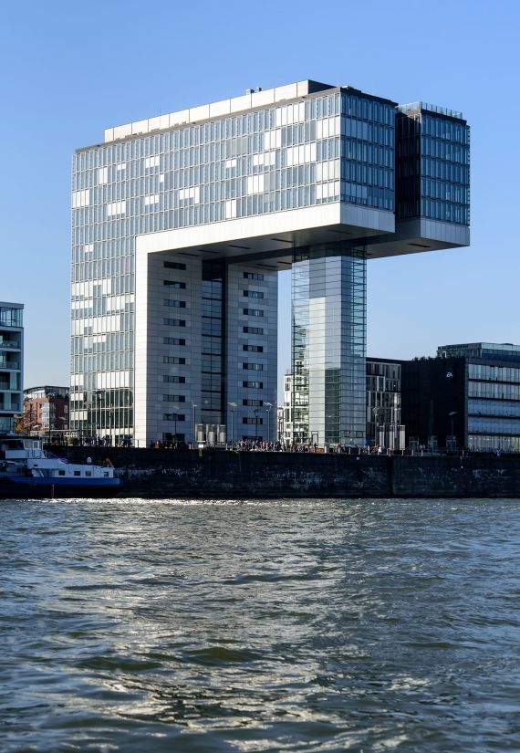 Blick auf das Kahnhaus Süd vom Rhein aus.