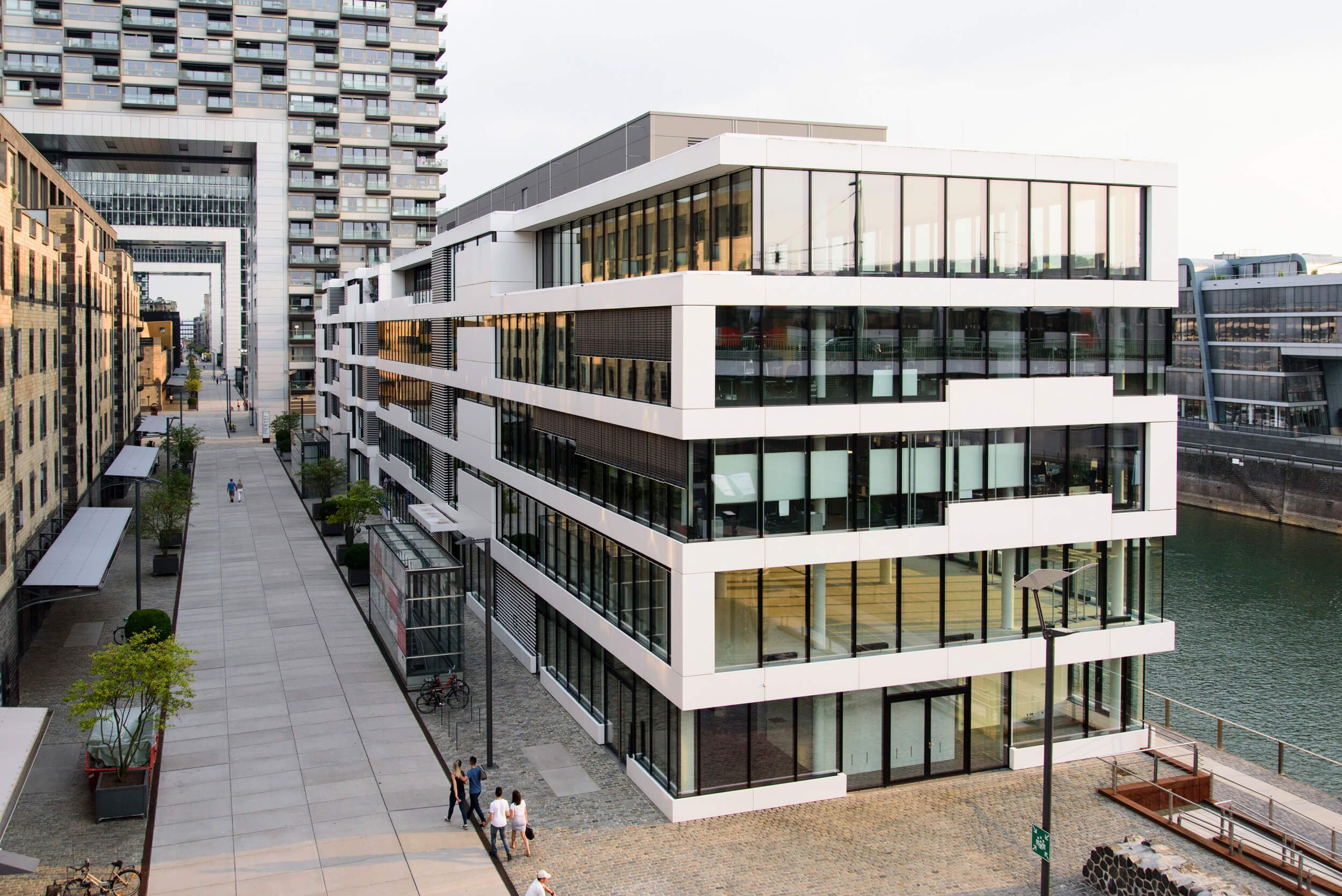 Blick auf Büroräume und Passantenim Dock 6-10 im Rheinauhafen