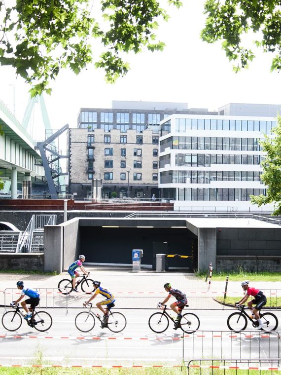 Radrennen Rund um Köln im Rheinauhafen