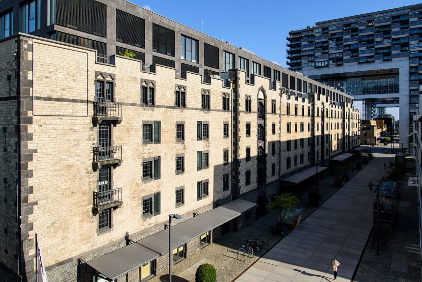 Seitliche Frontansicht von Halle 11 mit Weitblick in den Rheinauhafen und Kranhäusern