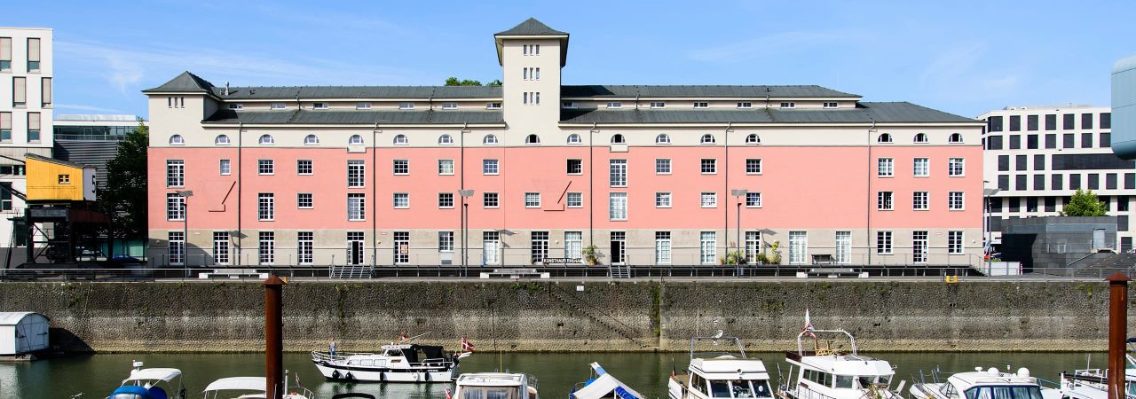 Panoramablick auf das Kunsthaus Rhenania und Yachthafen