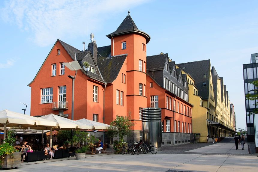 Spannende Seitenperspektive vom Rheinkontor Gebäude und dem Siebengebirge
