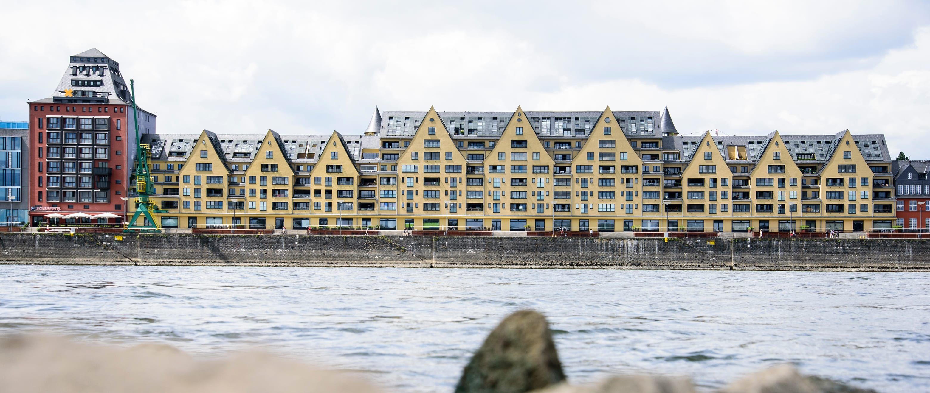 Headerbild für die Bewerbung von Wohn-Immobilien und Wohnflächen im Rheinauhafen