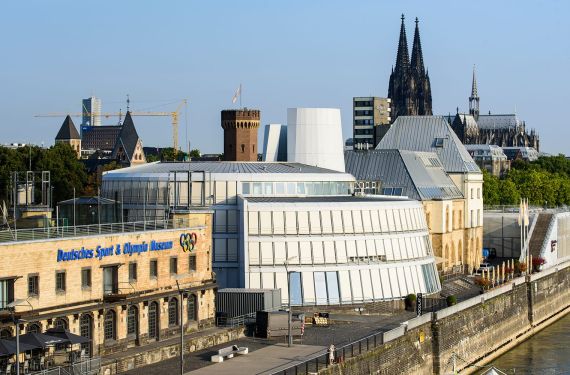 Blick auf das Deutsches Sport & Olympia Museum und Schokoladenmuseum, im Hintergrund ist der Kölner Dom zu sehen