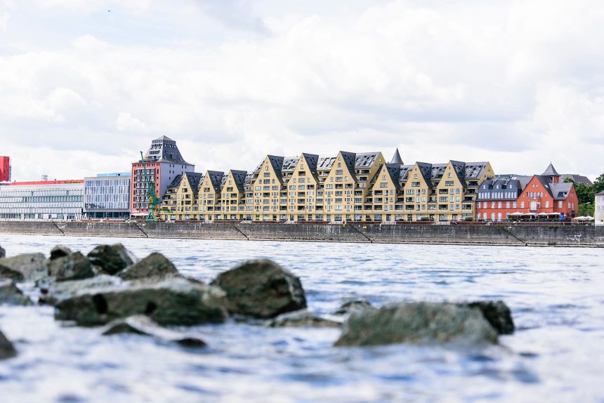 Spannende Panoramasicht auf das Siebengebirge im Rheinauhafen Köln