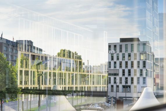 Abstrakte Architekturfotografie im Rheinauhafen, Spiegelung von Pier 15
