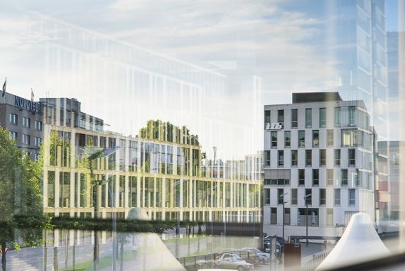 Abstrakte Architekturfotografie im Rheinauhafen, Spiegelung von Pier 15