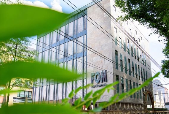 Ansicht FOM-Hochschule und Hochspannungseile der Bahn