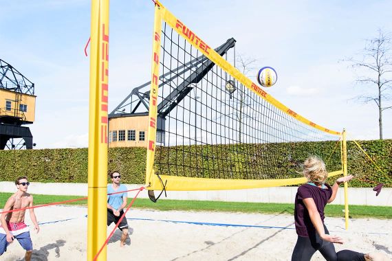 Beachvolleyball Sportler im Rheinauhafen