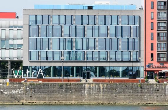 Blick vom Rhein auf das ECR-Office mit Vitra Logo