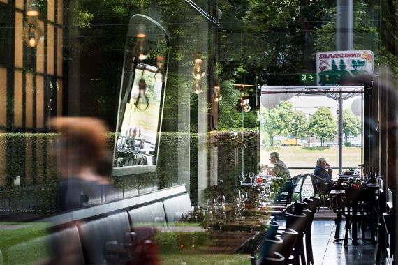 Spiegelung im Fenster eines Restaurants im Rheinauhafen