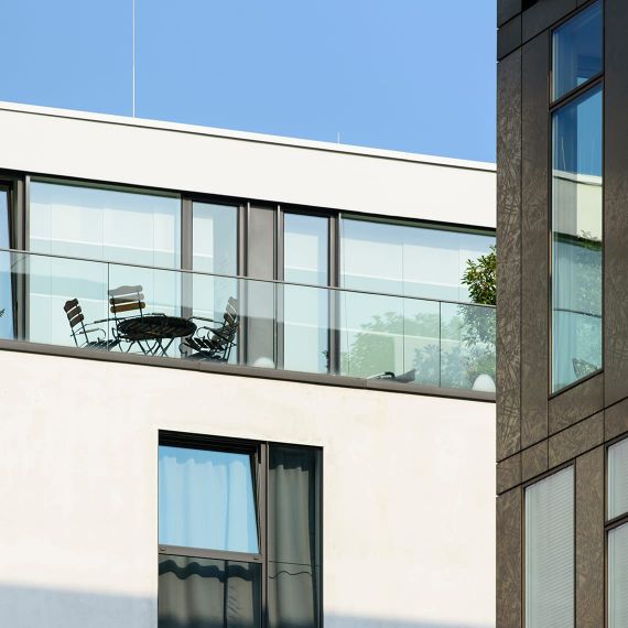 Werbeteaser für Werbemöglichkeiten Immobilienanzeigen im Rheinauhafen, Wohnwerft im Rheinauhafen, Blick auf den Balkon