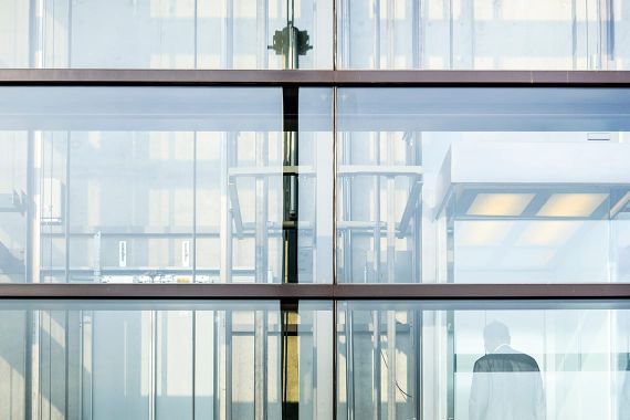 Bürofotografie, spannende Spiegelung im Glas der modernen Bürofassade