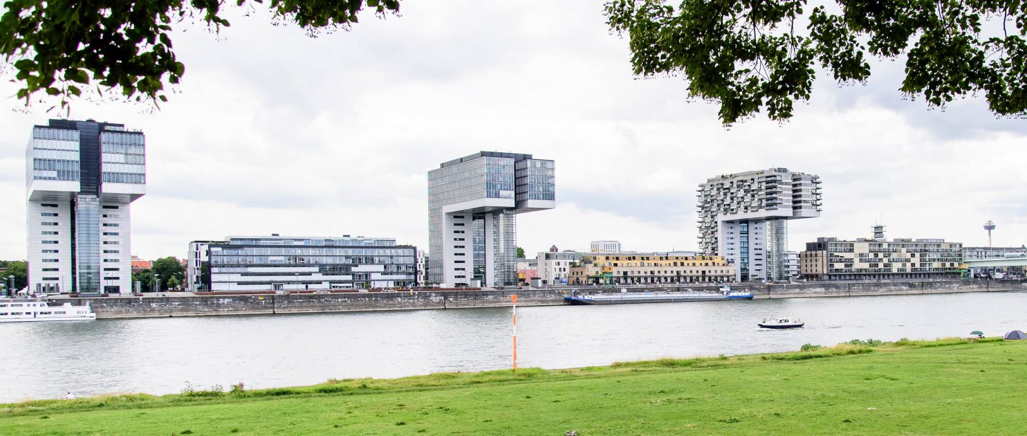 Headerbild der Kranhäuser im Rheinauhafen Köln