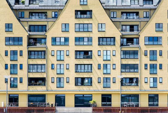 Nahaufnahme von Wohn- und Geschäftshaus in Kölns einstigem Kornspeicher dem Siebengebirge