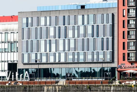 ECR-Office und Event Center mit Vitra Logo aus Blickrichtung vom Rhein