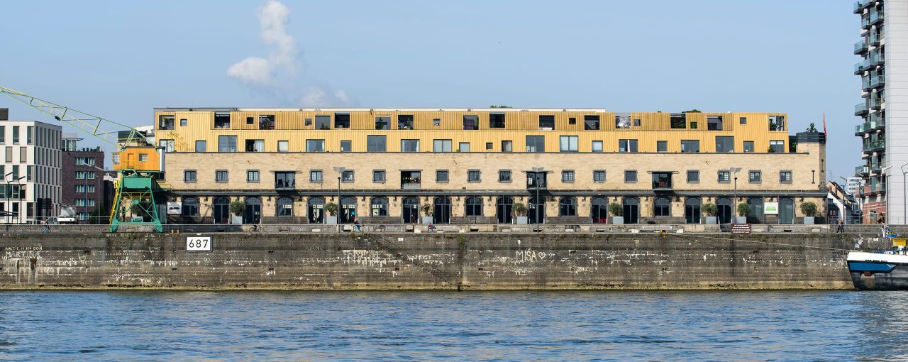 Panoramablick vom Rhein auf Halle 12