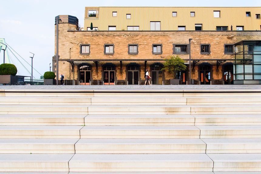 Spannende Sicht mit Treppenstufen auf das Gebäude Halle 12