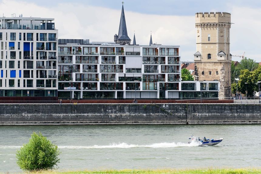 Luxusvergnügen mit Sportboot am Rhein vor dem Wohn- und Geschäftshaus home4