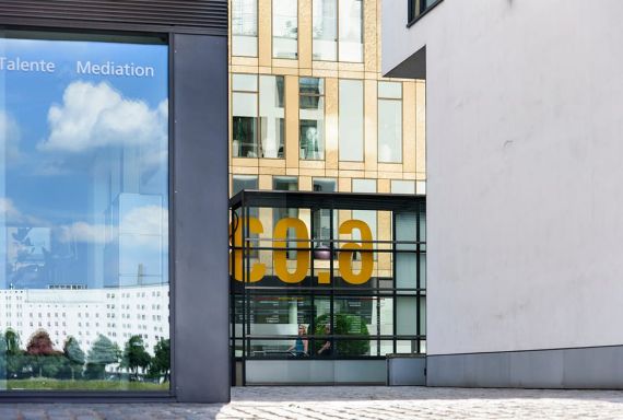 Große verglaste Flächen mit besonderem Lichtspiel