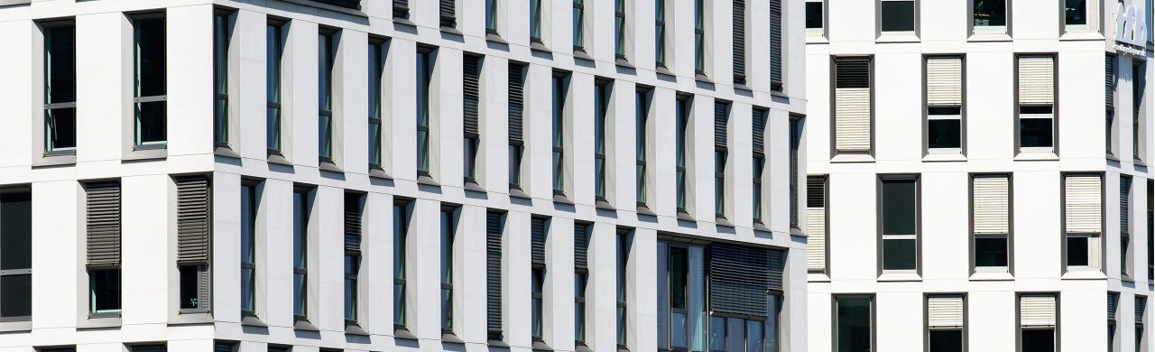 Blick von aussen auf die modernen Konferenz- und Büroräume