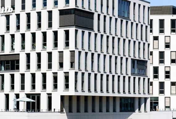 Blick auf die modernen Konferenz-, Büroräume und Aussenterrasse