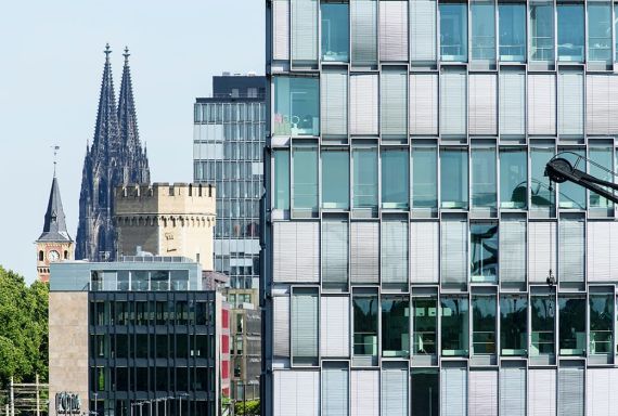 Das Gebäude Kap am Südkai mit Blick auf den Kölner Dom