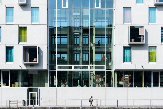 Blick auf das art'otel im Rheinauhafen, spannende Kubus-Architektur mit Farbakzenten