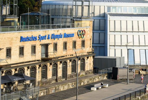 Rückseitenansicht vom Deutschen Sport & Olympia Museum mit Terrasse