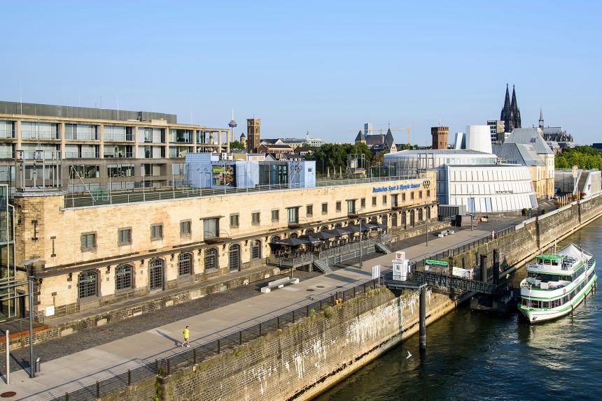 Seitlicher Panoramaansicht vom Deutschen Sport & Olympia Museum mit Blick auf die Sportplätze auf dem Dach