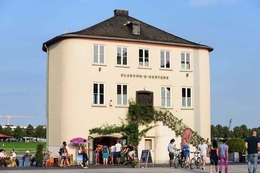 Die Rheinbastion mit Creperie und Außengastronomie