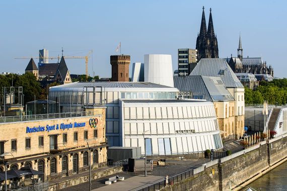 Beeindruckender Blick auf das Schokoladenmuseum und das Deutsche Sport und Olympia Museum, Domspitzen des Kölner Doms, Skyline