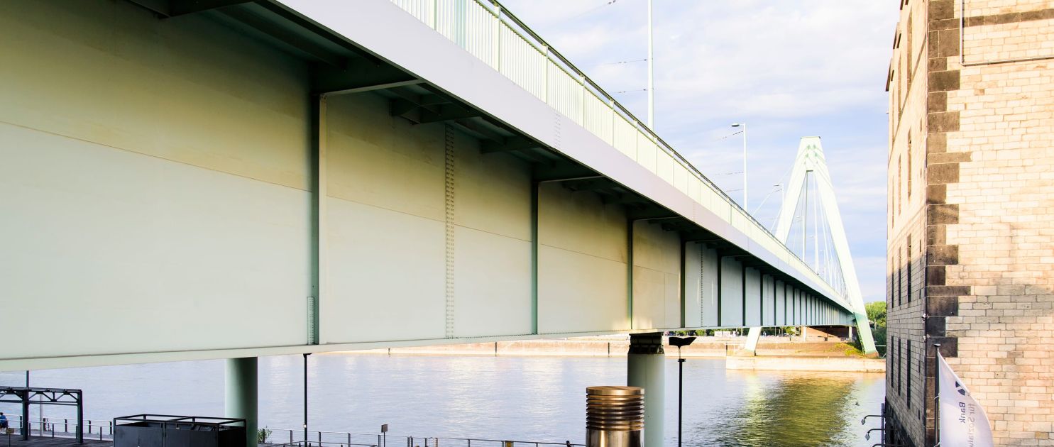 Headerbild für Anfahrt und Parken im Rheinauhafen, Severinsbrücke zum Rheinauhafen
