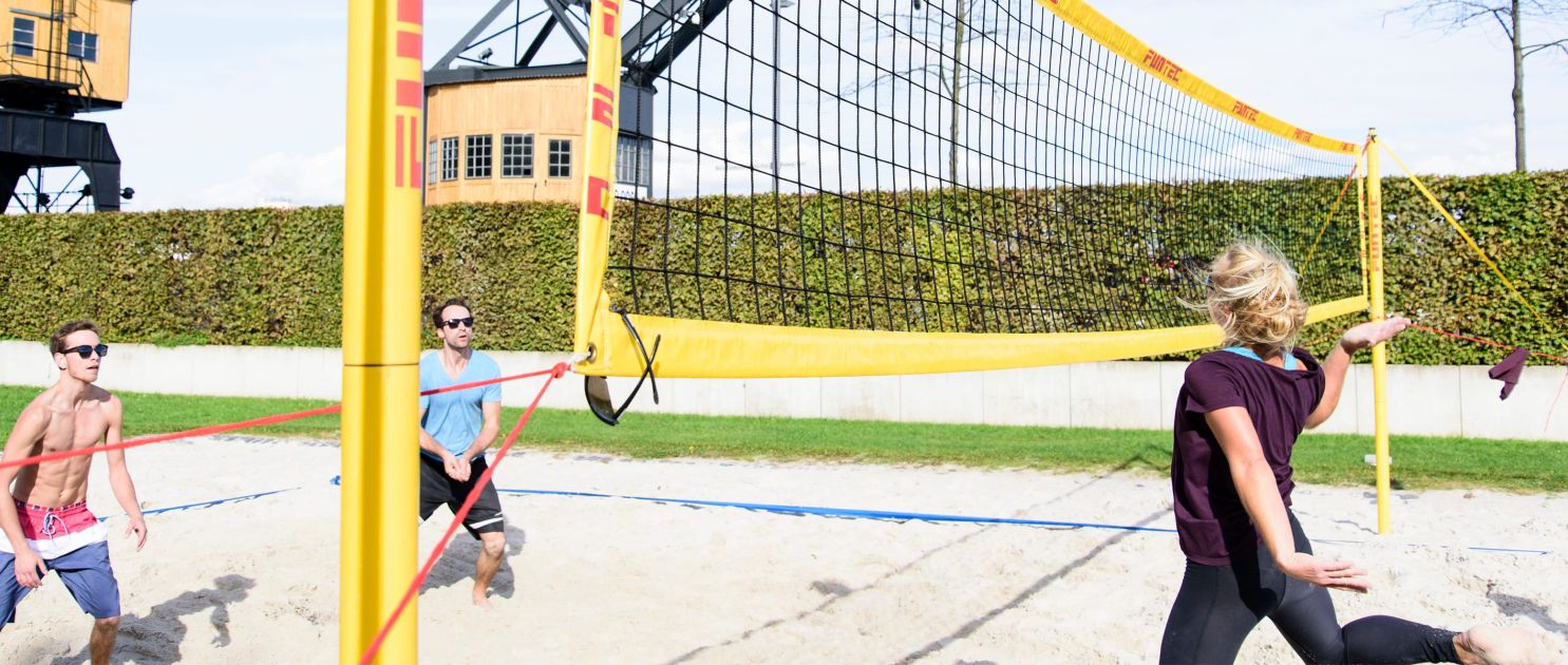 Bewegung beim Beachvolleyball im Rheinauhafen Köln