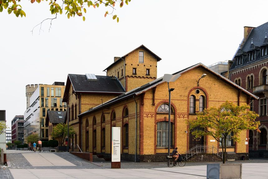 Das Krafthaus ist ein markantes Gebäude mit einer zweifarbigen Backsteinfassade.