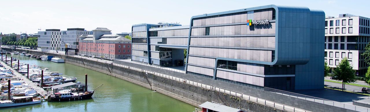 Seitlicher Panoramablick auf das RheinauArtOffice, Kunsthaus Rhenania und Pier 15 am Kölner Yachthafen.