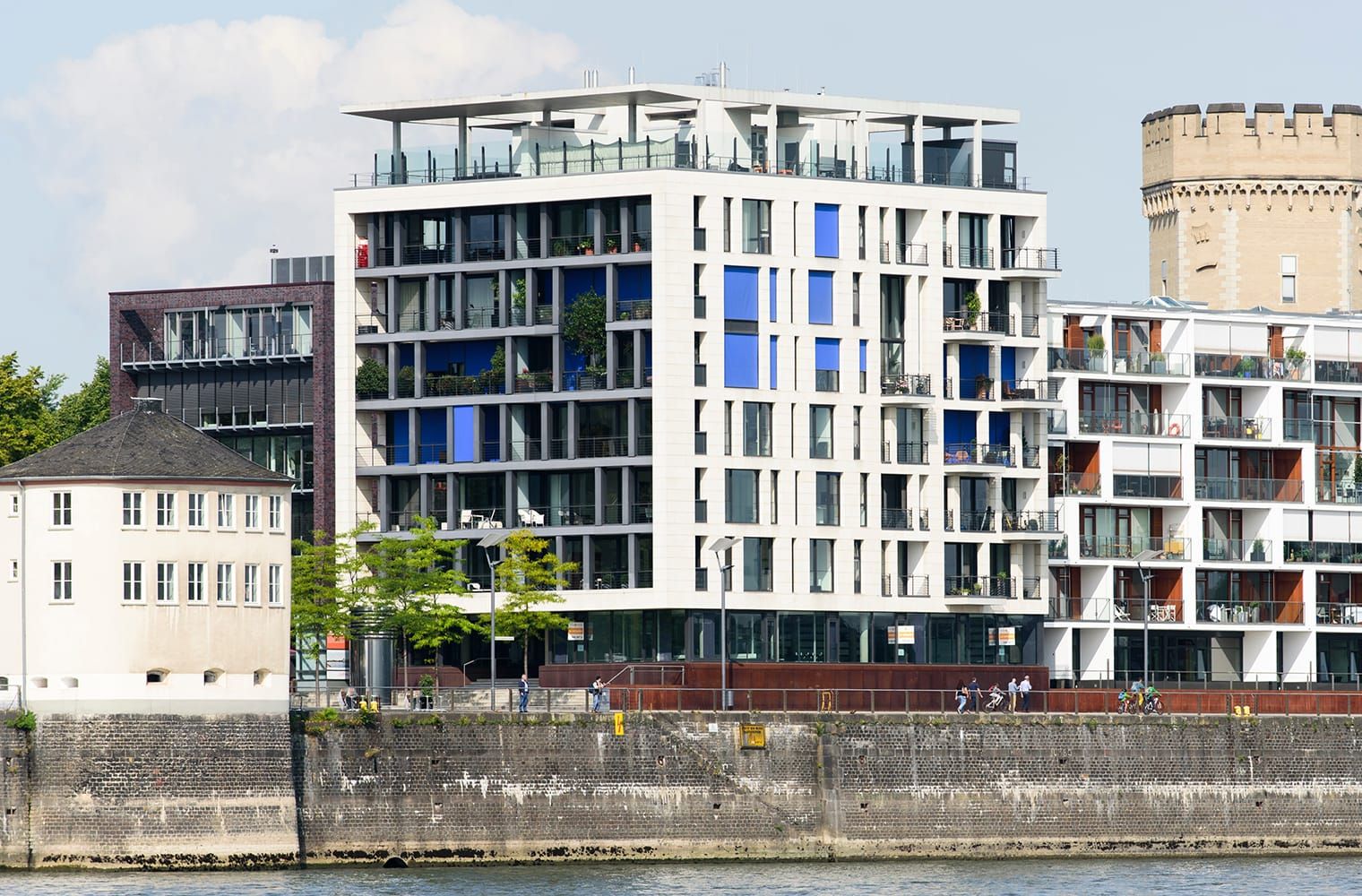 rhein3 der exklusive Neubau mit 16 Eigentumswohnungen und zwei Büroeinheiten besticht durch seine direkte Nähe zum Wasser.