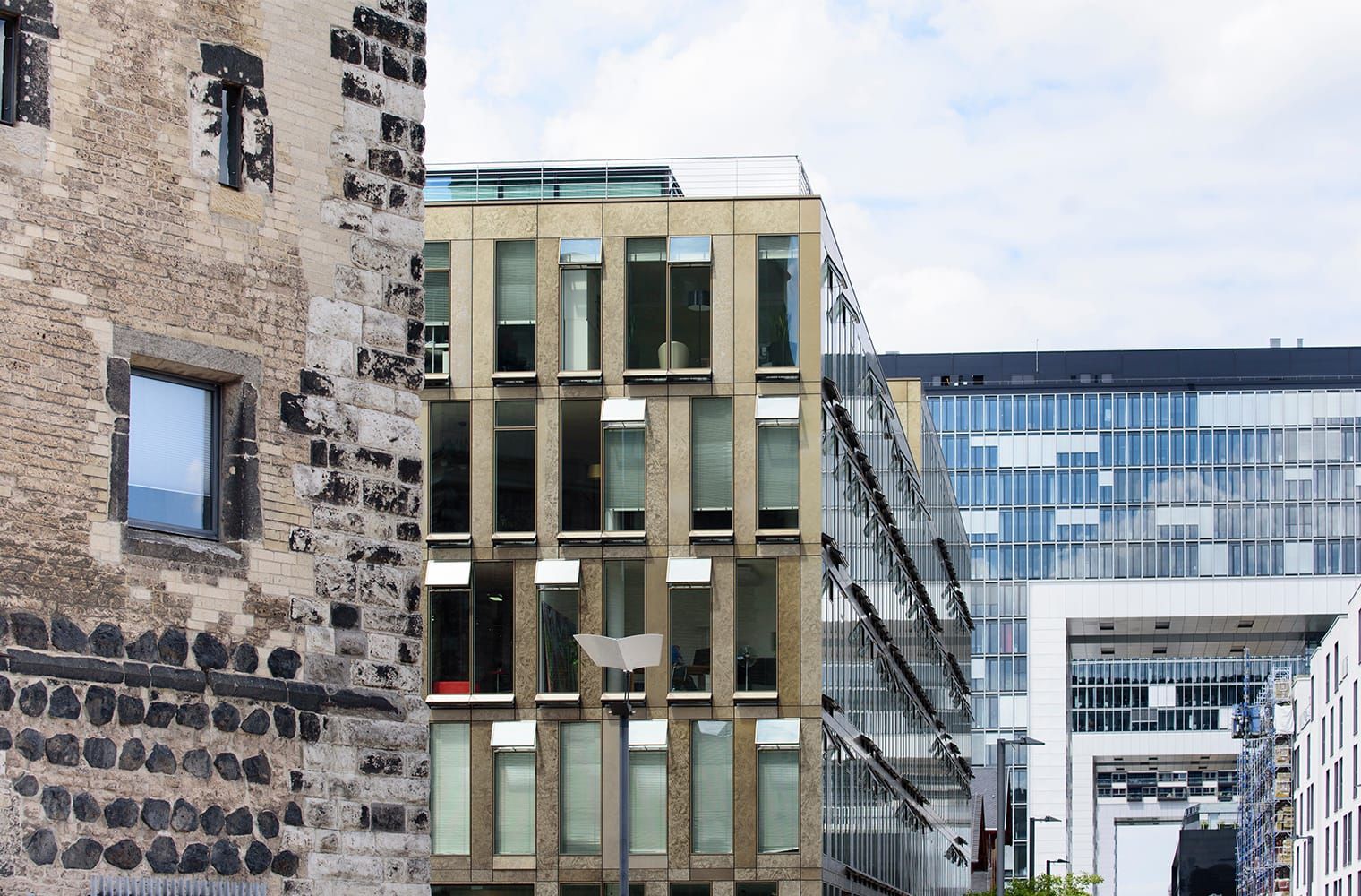 Das Kontor 19 ist eine transparente Büro-Architektur mit besonderem Lichtspiel