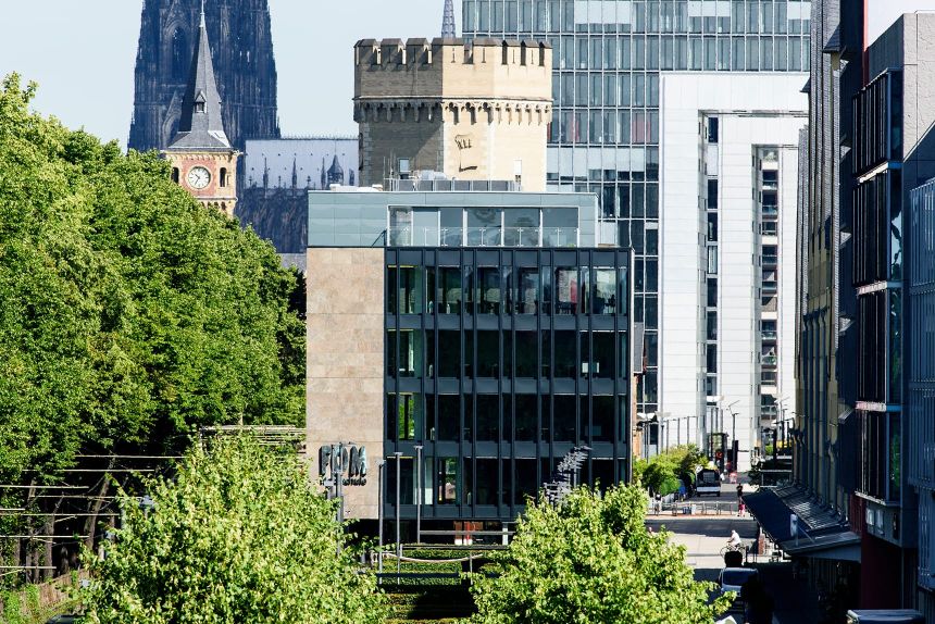Blick auf das Gebäude der FOM-Fachhochschule und Teilsicht auf die Kranhäuser, das Hafenamt und Kölner Dom