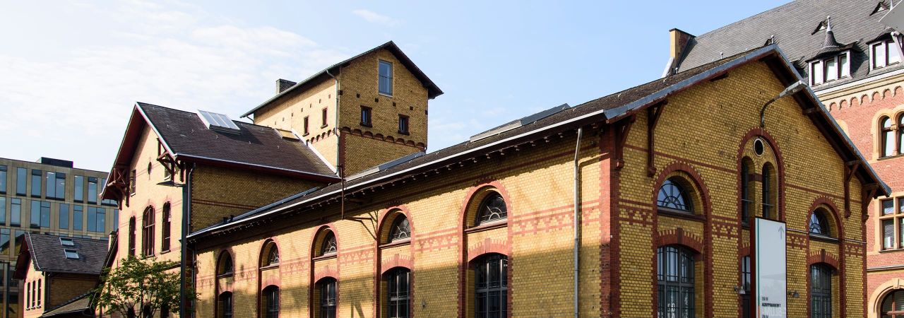 Das Krafthaus ist ein markantes Gebäude mit einer zweifarbigen Backsteinfassade.